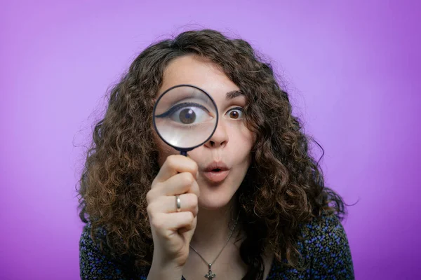 Vrouw Met Vergrootglas — Stockfoto