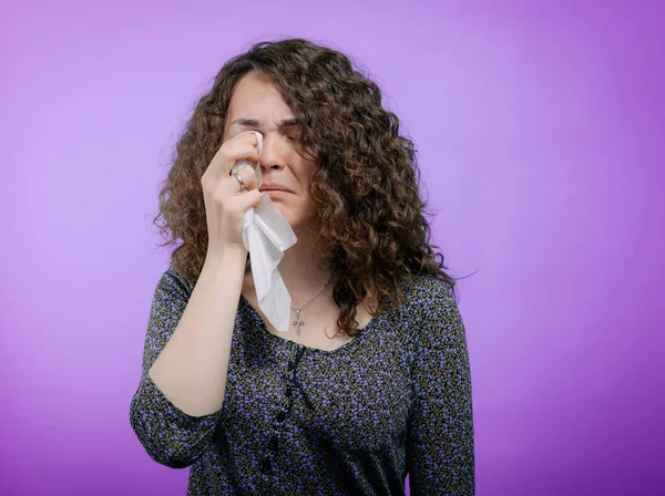 Kobieta Płacze Tle Studia — Zdjęcie stockowe