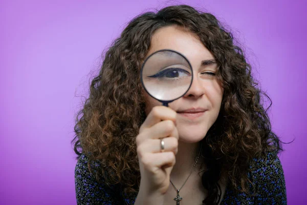 Vrouw Met Vergrootglas — Stockfoto