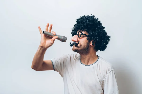 Egy Parókás Vicces Szemüveges Férfi Aki Mikrofonba Énekel — Stock Fotó