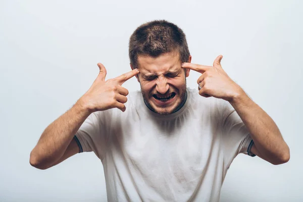 Retrato Perto Homem Zangado Gesticular Com Dedo Contra Templo Estás — Fotografia de Stock