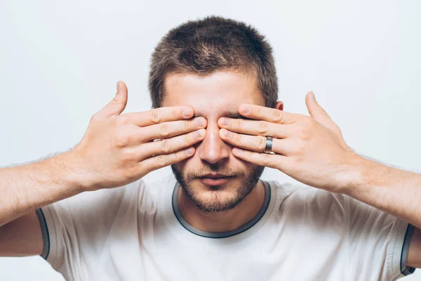 Uomo Chiude Gli Occhi Con Mani — Foto Stock