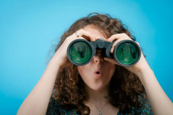 Ritratto Una Giovane Ragazza Che Guarda Attraverso Binocolo — Foto Stock