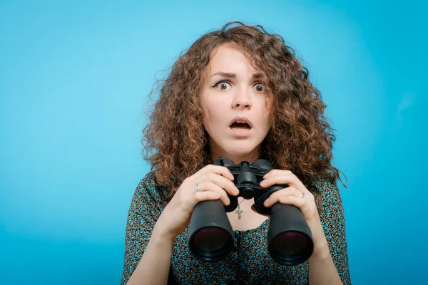 Retrato Una Joven Mirando Través Unos Prismáticos — Foto de Stock