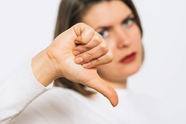 Mujer Mostrando Gesto Pulgar Hacia Abajo — Foto de Stock