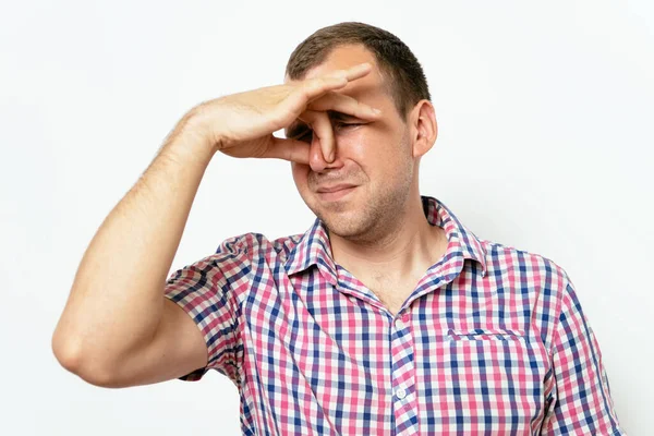 Leş gibi kokuyor. Adamın burnunu kapatır.