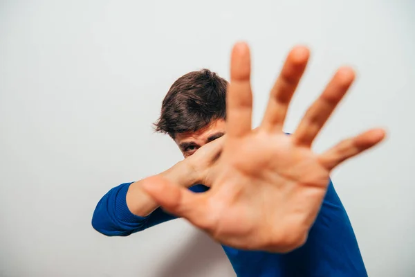 Hombre Disgusto Contra Fondo Del Estudio — Foto de Stock