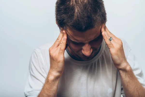 Dolor Cabeza Los Hombres Contra Fondo Del Estudio — Foto de Stock