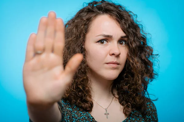 Stop Gebaar Meisje Tegen Studio Achtergrond — Stockfoto