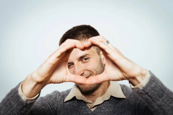 Man Maken Van Een Hand Hart Frame — Stockfoto