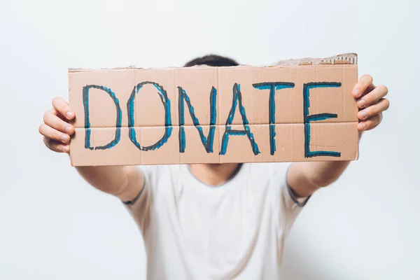 Man Kartonnen Teken Donatie Een Grijze Achtergrond — Stockfoto