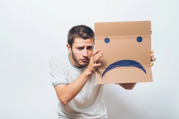 Hombre Sosteniendo Una Foto Con Una Sonrisa Infeliz — Foto de Stock