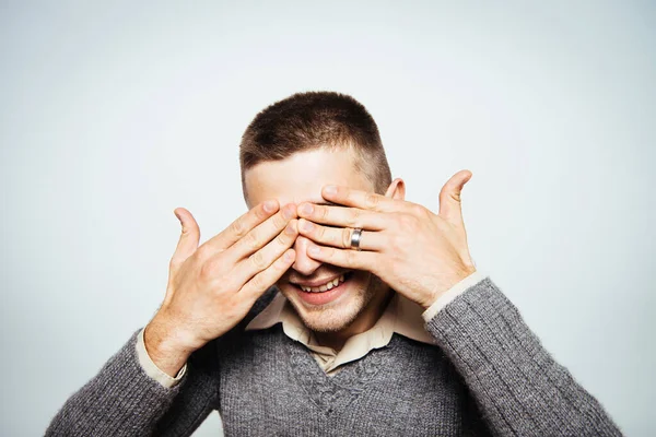 Uomo Chiude Gli Occhi Con Mani — Foto Stock