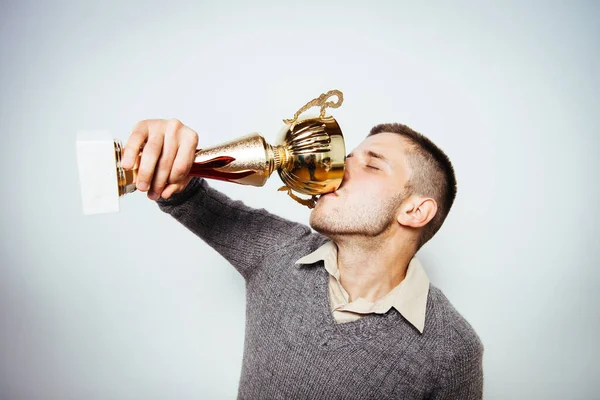 Uomo Con Una Coppa Oro — Foto Stock