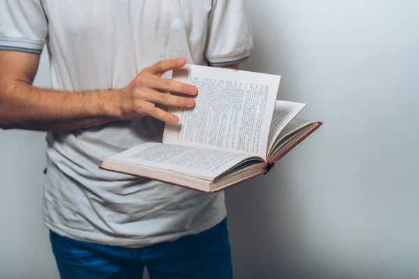 Man Met Een Boek — Stockfoto