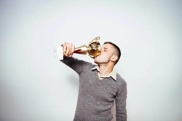 Uomo Con Una Coppa Oro — Foto Stock