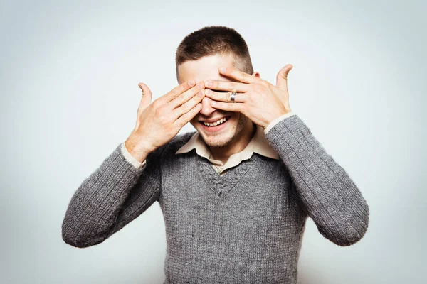 Uomo Chiude Gli Occhi Con Mani — Foto Stock