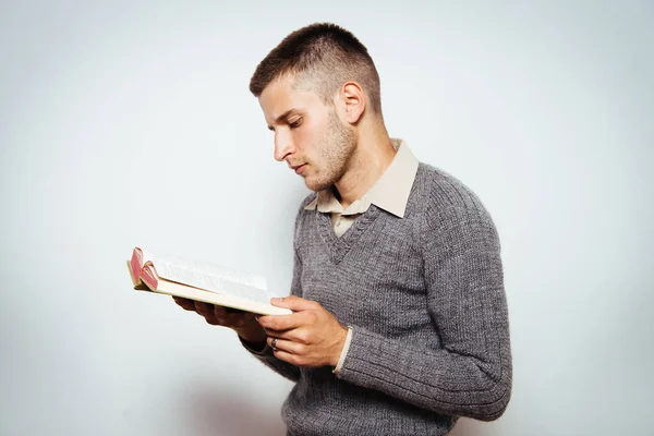 Man Met Een Boek — Stockfoto