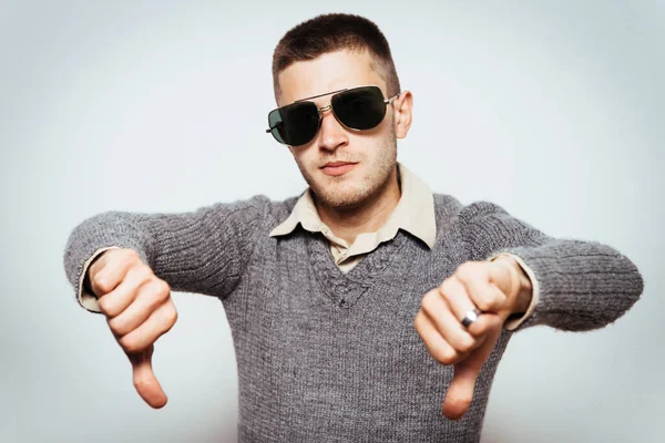 Hombre Mostrando Gesto Pulgar Hacia Abajo — Foto de Stock