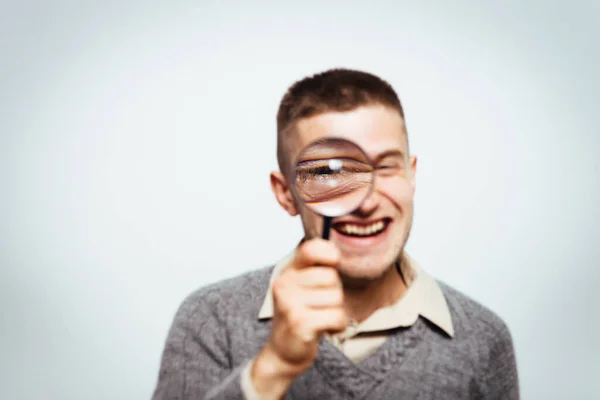 Man Met Een Vergrootglas — Stockfoto