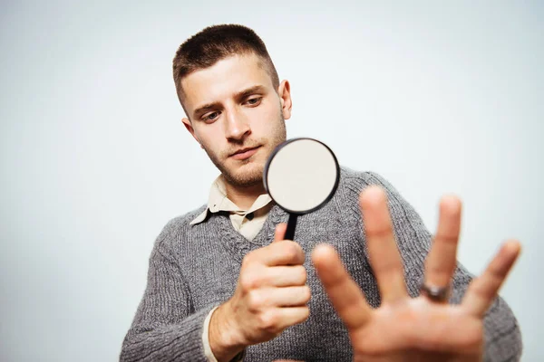 Man Met Een Vergrootglas — Stockfoto