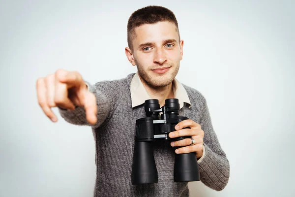 Uomo Con Binocolo Sfondo Grigio — Foto Stock