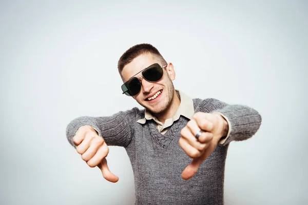 Hombre Mostrando Gesto Pulgar Hacia Abajo — Foto de Stock