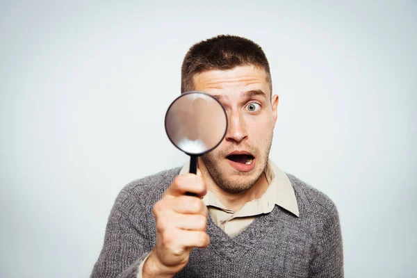 Man Met Een Vergrootglas — Stockfoto