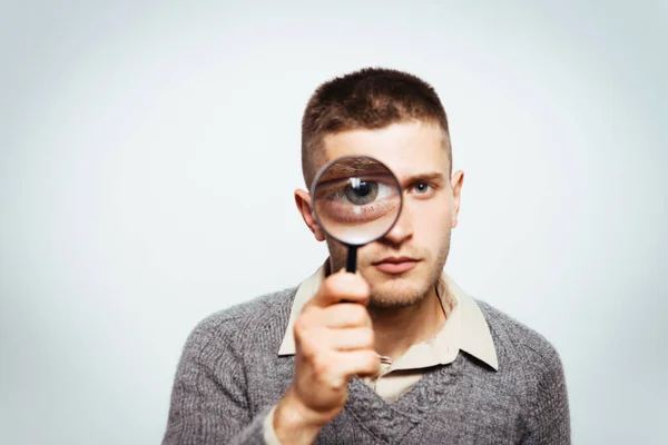 Man Met Een Vergrootglas — Stockfoto