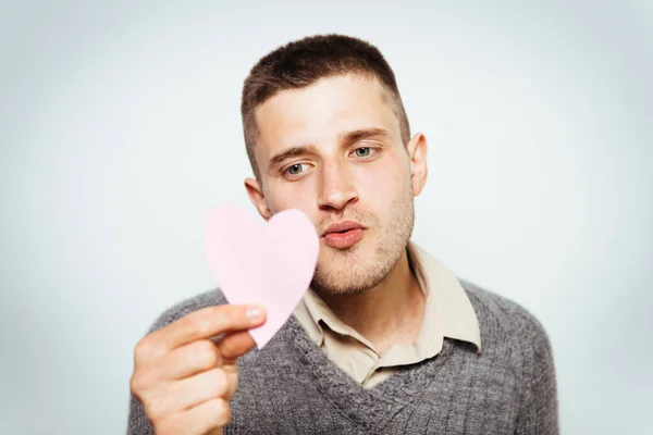 Retrato Joven Sosteniendo Gran Corazón Papel — Foto de Stock