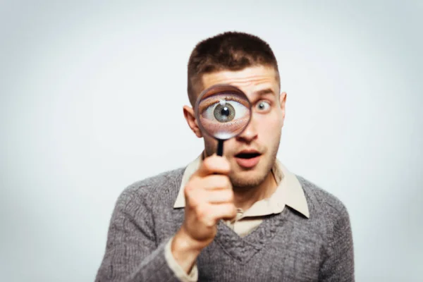 Man Met Een Vergrootglas — Stockfoto