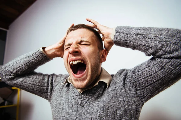 Stüdyo arka plandaki adam