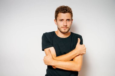 Adam baş parmağını gösteriyor.