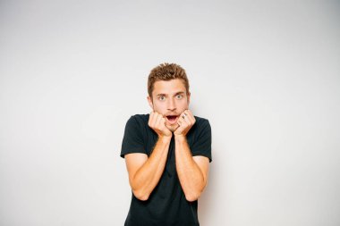 Stüdyo arka plandaki adam