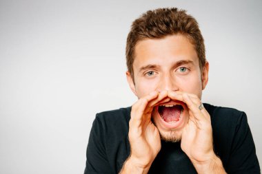 Stüdyo arka plandaki adam