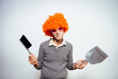 Peruklu ve fırçalı bir adam.