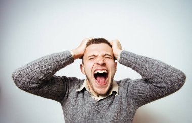 Stüdyo arka plandaki adam