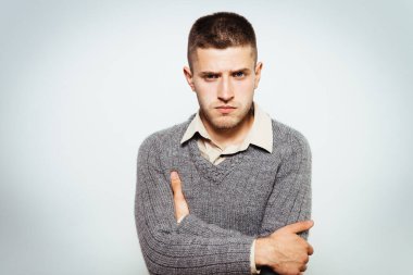 Kollarını kavuşturmuş bir adamın portresi.