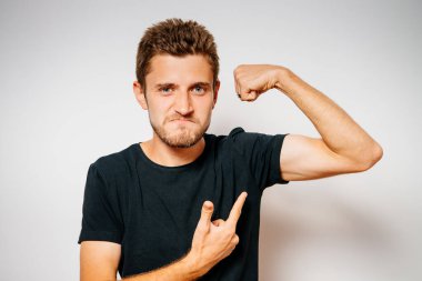 Adam ona kaslarını gösteriyor.