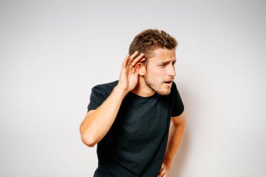 Kulak misafiri olur, dinlemeye çalışır..