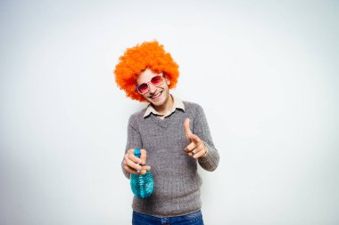 Camları temizleyen peruklu bir adam.