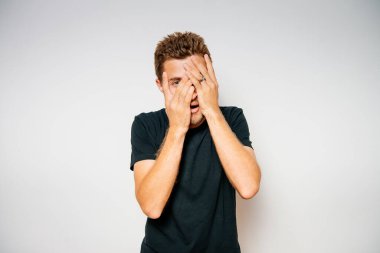 Stüdyo arka plandaki adam