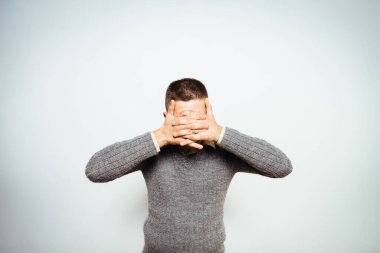 Erkekler gözlerini onun elleriyle kapatır.