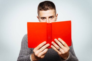 Elinde kitap olan adam.