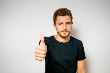 Adam baş parmağını gösteriyor.