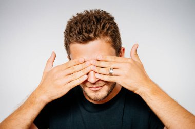 Erkekler gözlerini onun elleriyle kapatır.