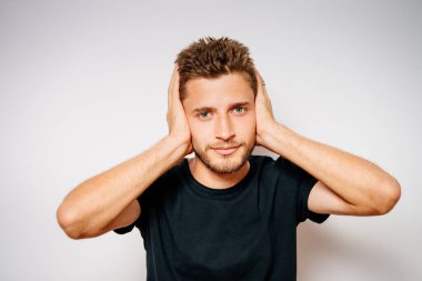 Neşeli, stüdyodaki adam