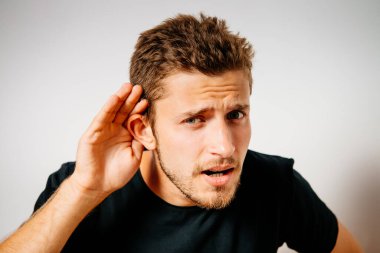 Kulak misafiri olur, dinlemeye çalışır..