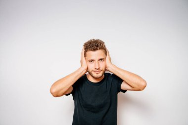 Neşeli, stüdyodaki adam