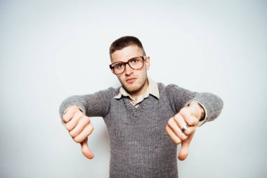 Adam baş parmak hareketi gösteriyor.